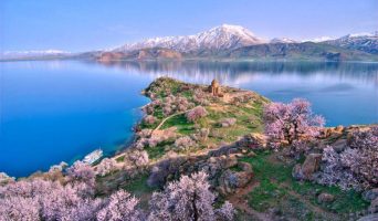 Крупнейший внутренний водоем Турции — озеро Ван