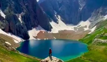 Уникальное озеро Эшенкул в Кыргызстане